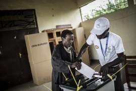 Cử tri Burundi bỏ phiếu tại một điểm bầu cử ở thủ đô Bujumbura. (Nguồn: AFP/TTXVN)v