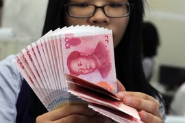 Kiểm đồng Nhân dân tệ tại một ngân hàng ở Đài Bắc, Đài Loan. (Nguồn: AFP/TTXVN)