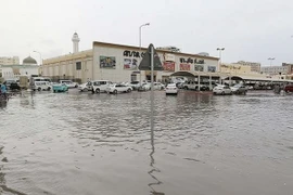 Các đường phố ở thủ đô Doha ngập nước sau trận mưa lớn. (Nguồn: AFP)
