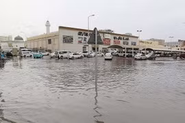 Các đường phố ở thủ đô Doha ngập nước sau trận mưa lớn. (Nguồn: AFP)