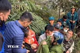 Sau 10 giờ nỗ lực tìm kiếm, cháu Hảng Thị Duyên đã được tìm thấy tại khu vực chân núi, cách nhà khoảng 1km. (Ảnh: TTXVN phát)