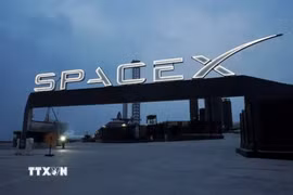 Biểu tượng của Tập đoàn SpaceX tại cổng vào trung tâm vũ trụ Brownsville ở Texas, Mỹ. (Ảnh: Reuters/TTXVN)
