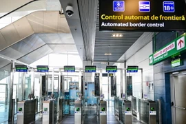 Cửa kiểm soát biên giới tự động dành cho hành khách từ các nước không thuộc khối Schengen được lắp đặt tại Sân bay Quốc tế Henri Coanda ở Otopeni, Romania, (Ảnh: AFP/TTXVN)