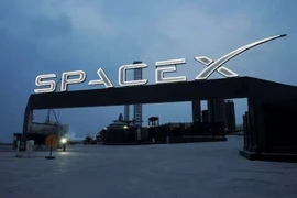 Biểu tượng của Tập đoàn SpaceX tại cổng vào trung tâm vũ trụ Brownsville ở Texas, Mỹ. (Ảnh: Reuters/TTXVN)