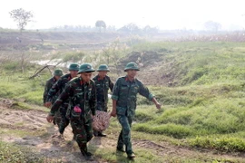 Lực lượng công binh tỉnh Hưng Yên di dời quả bom về nơi hủy nổ. (Ảnh: Đinh Văn Nhiều/TTXVN)