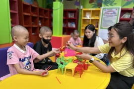 Các bệnh nhi thích thú vui chơi tại “Không gian cho em 2”. (Ảnh: Mai Trang/TTXVN)