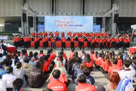 Hơn 100 bạn sinh viên tham gia màn đồng diễn "Những trái tim Việt Nam." (Ảnh: Hạnh Quyên/TTXVN)