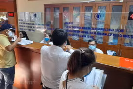 Làm thủ tục cấp Giấy chứng nhận quyền sử dụng đất. (Nguồn: Vietnam+)