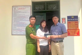 Nguyễn Quang Thanh, ở phường Ô Chợ Dừa, quận Đống Đa, Hà Nội, nhận lại tài sản của mình. (Ảnh: TTXVN phát)