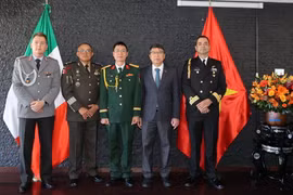Đại sứ Việt Nam được bổ nhiệm tại Mexico Nguyễn Văn Hải chụp ảnh cùng quan khách tại Lễ ra mắt Văn phòng Tùy viên Quốc phòng Việt Nam tại Mexico. (Ảnh: Phi Hùng/TTXVN)
