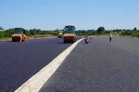 Đơn vị thi công tiến hành thảm nhựa kilomet đầu tiên của dự án thành phần 3 cao tốc Biên Hòa-Vũng Tàu. (Ảnh: Hoàng Nhị/TTXVN)