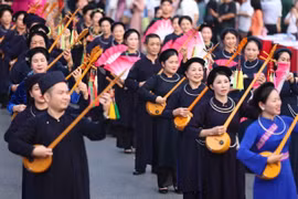 Mang nghệ thuật hát Then, đàn Tính xuống phố đi bộ Hồ Hoàn Kiếm 