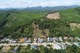 Nguy cơ sạt lở núi cây Sường, thị trấn Quy Đạt, huyện Minh Hóa, đe dọa hàng chục hộ dân dưới chân núi. (Ảnh: TTXVN phát)