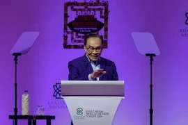 Thủ tướng Malaysia Anwar Ibrahim phát biểu tại diễn đàn. (Ảnh: Bernama/TTXVN phát)