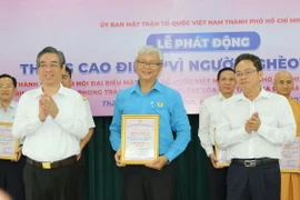 Ông Nguyễn Phước Lộc, Phó Bí thư Thành ủy Thành phố Hồ Chí Minh đón nhận ủng hộ Quỹ “Vì người nghèo” năm 2024 và trao thư cảm ơn các tập thể, cá nhân tại lễ phát động. (Ảnh Thanh Vũ/TTXVN)