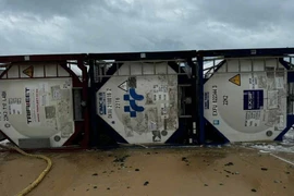 Ba thùng nghi chứa hóa chất trôi dạt vào bờ biển Dung Quất. (Ảnh TTXVN phát)