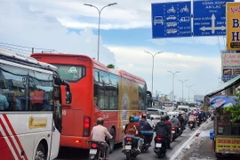 Người dân di chuyển qua các nút giao trên Quốc lộ 1 tại Thành phố Hồ Chí Minh. (Ảnh minh họa: Mạnh Linh/TTXVN)