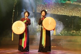 Tiết mục văn nghệ của các liền chị Nhà hát Dân ca Quan họ Bắc Ninh. (Ảnh: Thanh Thương/TTXVN)