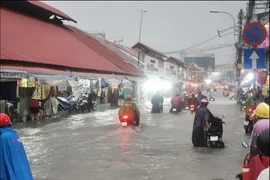 Nước ngập trên đường Lê Văn Ninh gần khu vực chợ Thủ Đức, thành phố Thủ Đức, Thành phố Hồ Chí Minh. (Ảnh: Hồng Giang/TTXVN)