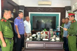 Cơ quan Cảnh sát Điều tra thi hành quyết định khởi tố đối với Lương Ngọc Hải. (Nguồn: báo Bắc Giang)