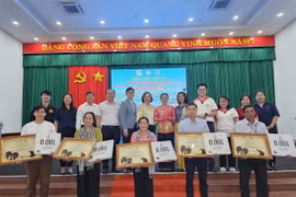 Lãnh đạo Sở Sở Văn hóa, Thể thao và Du lịch tỉnh Bến Tre cùng Vụ hợp tác quốc tế Thái Lan, Tổng lãnh sự quán Thái Lan tại thành phố Hồ Chí Minh và Trường Đại học Burapha bàn giao dự án cho 5 đơn vị tham gia dự án. (Ảnh: Chương Đài/TTXVN)