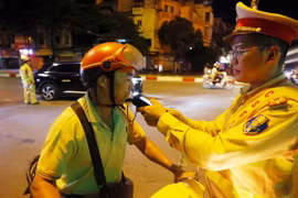 Cảnh sát Giao thông kiểm tra nồng độ cồn (Ảnh minh họa: Phạm Kiên/TTXVN)