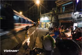 Một vị trí đường ngang có gác chắn đảm bảo an toàn chạy tàu. (Ảnh: Minh Sơn/Vietnam+)