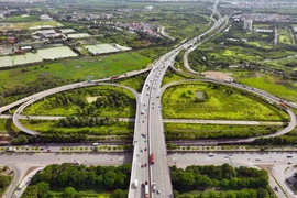 Nút giao giữa Quốc lộ 5 với Quốc lộ 1, đây là tuyến đường giao thông huyết mạch kết nối giữa thủ đô Hà Nội với các tỉnh thuộc vùng Đông Bắc đi qua huyện Gia Lâm. (Ảnh: Vũ Sinh/TTXVN)