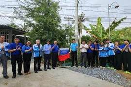 Lễ khánh thành tuyến đường giao thông nông thôn tại huyện Mỏ Cày Nam, tỉnh Bến Tre. (Ảnh: Chương Đài/TTXVN)