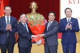 Bí thư Tỉnh ủy Thanh Hóa Nguyễn Doãn Anh tặng hoa chúc mừng tân Chủ tịch HĐND tỉnh Lại Thế Nguyên. (Ảnh: Hoa Mai/TTXVN)