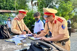 Đội Cảnh sát Giao thông-Trật tự Công an thành phố Biên Hòa, tỉnh Đồng Nai, lập biên bản học sinh vi phạm quy định trật tự an toàn giao thông trên đường Nguyễn Văn Hoa, phường Thống Nhất, thành phố Biên Hòa. (Nguồn: báo Đồng Nai)