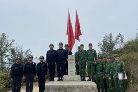 Đội hình tuần tra Đồn Biên phòng Thàng Tín, Bộ đội Biên phòng tỉnh Hà Giang (Việt Nam) cùng Phân trạm kiểm soát biên phòng Mãnh Động và Đồn công an Mãnh Động (Trung Quốc) tại biên giới. (Ảnh: TTXVN phát)
