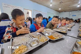 Những bữa cơm nóng cho học sinh ở Trường Phổ thông Dân tộc bán trú Tiểu học&Trung học Cơ sở Xín Chải, huyện Vị Xuyên, tỉnh Hà Giang. (Ảnh: Đức Thọ/TTXVN)