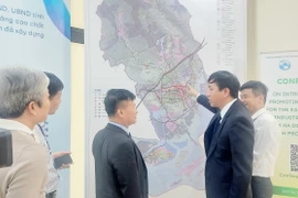Ông Hoàng Vĩnh Khuyến, Chủ tịch UBND huyện Đầm Hà (thứ hai bên phải) giới thiệu khu vực đầu tư với các doanh nghiệp. (Ảnh: Thanh Vân/TTXVN)
