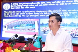 Phó Chủ tịch Ủy ban Nhân dân thành phố Hà Nội Hà Minh Hải trình bày báo cáo tại hội nghị. (Ảnh: Văn Điệp/TTXVN)