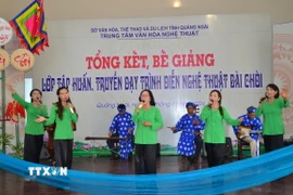 Tiết mục biểu diễn của các thành viên sau khi tham gia tập huấn bài chòi. (Ảnh: Đinh Hương/TTXVN)