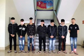 Các đối tượng gây rối trật tự ở thị xã Hồng Lĩnh tại cơ quan Công an. (Ảnh: TTXVN phát)