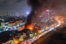 Khói bốc lên rất cao tại đám cháy. (Ảnh: Phạm Tuấn Anh/TTXVN)