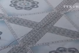 Nền nhà bị nứt.