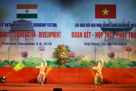 Tiết mục văn nghệ của đoàn Kailash Abhimanika (Ấn Độ). (Ảnh: Doãn Đức/Vietnam+)