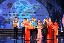 Ông Lại Xuân Môn - Chủ tịch Ban chấp hành Trung ương Hội Nông dân Việt Nam trao giải nhất của cuộc thi cho thí sinh Bùi Văn Xuân (Hòa Bình)
