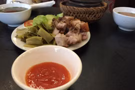 Những món ăn truyền thống như cà muối, tương ớt đang đứng ở đâu khi hàng ngoại cũng có những món ăn tương tự. (Ảnh minh họa: Doãn Đức/Vietnam+)