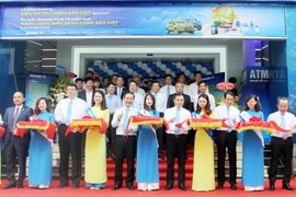 Lãnh đạo Bảo Việt khai trương siêu thị tài chính đầu tiên tại số 72 Trần Hưng Đạo, Hà Nội. (Ảnh: Bảo Việt)