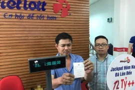 Ông Nguyễn Thanh Vũ, sống tại quận Bình Tân, Thành phố Hồ Chí Minh (bên trái) đã may mắn trúng giải xổ số 3,6 tỷ đồng. (Ảnh: Vietlott)