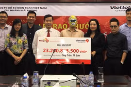 Ông Sơn, tới từ Hà Nội đã nhận số tiền sau thuế là hơn 20,9 tỷ đồng trong buổi trao thưởng tổ chức ngày 18/4. (Ảnh: Vietlott)