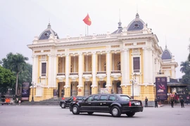 Sau khoảng 15 phút, đúng 12 giờ 35, đoàn Tổng thống Donal Trump đã rời khách sạn Hilton để ra sân bay Nội Bài, kết thúc chuyến thăm Việt Nam. (Ảnh: Minh Sơn/Vietnam+)