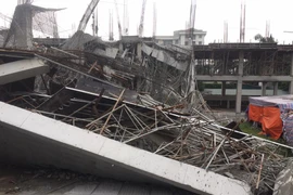 Theo quan sát, công trình này mới xây đến tầng thứ hai thì bị đổ sập. (Ảnh: PV/Vietnam+)