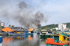 Một vụ cháy tàu cá. (Ảnh minh họa: TTXVN phát)