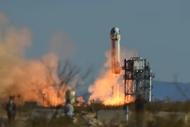 Tên lửa đẩy New Shepard của Blue Origin rời bệ phóng tại bãi phóng Launch Site One, gần thị trấn Van Horn, bang Texas, Mỹ, ngày 31/3/2022. (Ảnh: AFP/TTXVN)