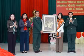 Lãnh đạo Thông tấn xã Việt Nam trao tặng phẩm cho Sư đoàn 304. (Ảnh: An Đăng/TTXVN)